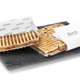 HENRY Focaccia in Serviette am Tablett